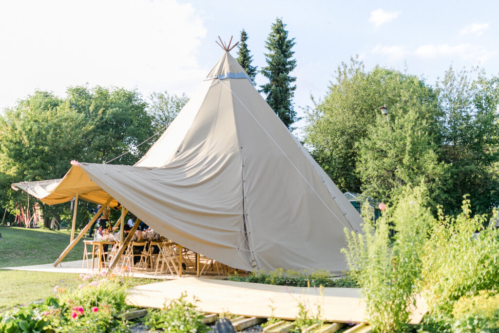 Riesenhut Tipi halb offen