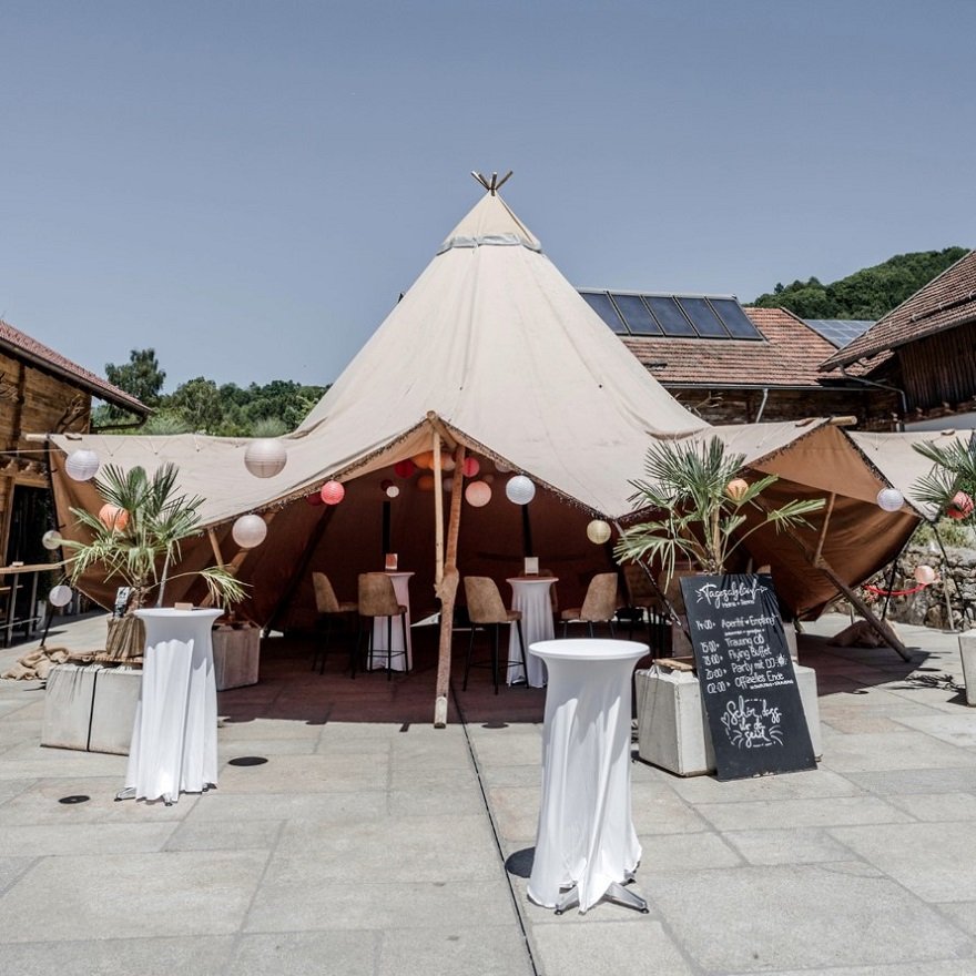 Riesenhut-Tipi mieten München – imposantes Hochzeitszelt für Großevents in Bayern